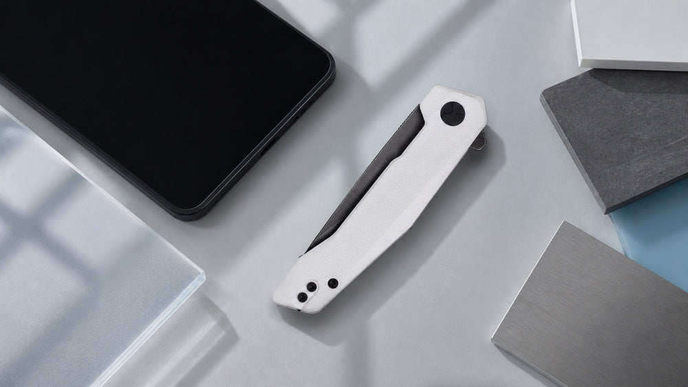 Geschlossenes HOPIAN VEX Klappmesser auf einem coolen Overhead Digital Design Review Desk