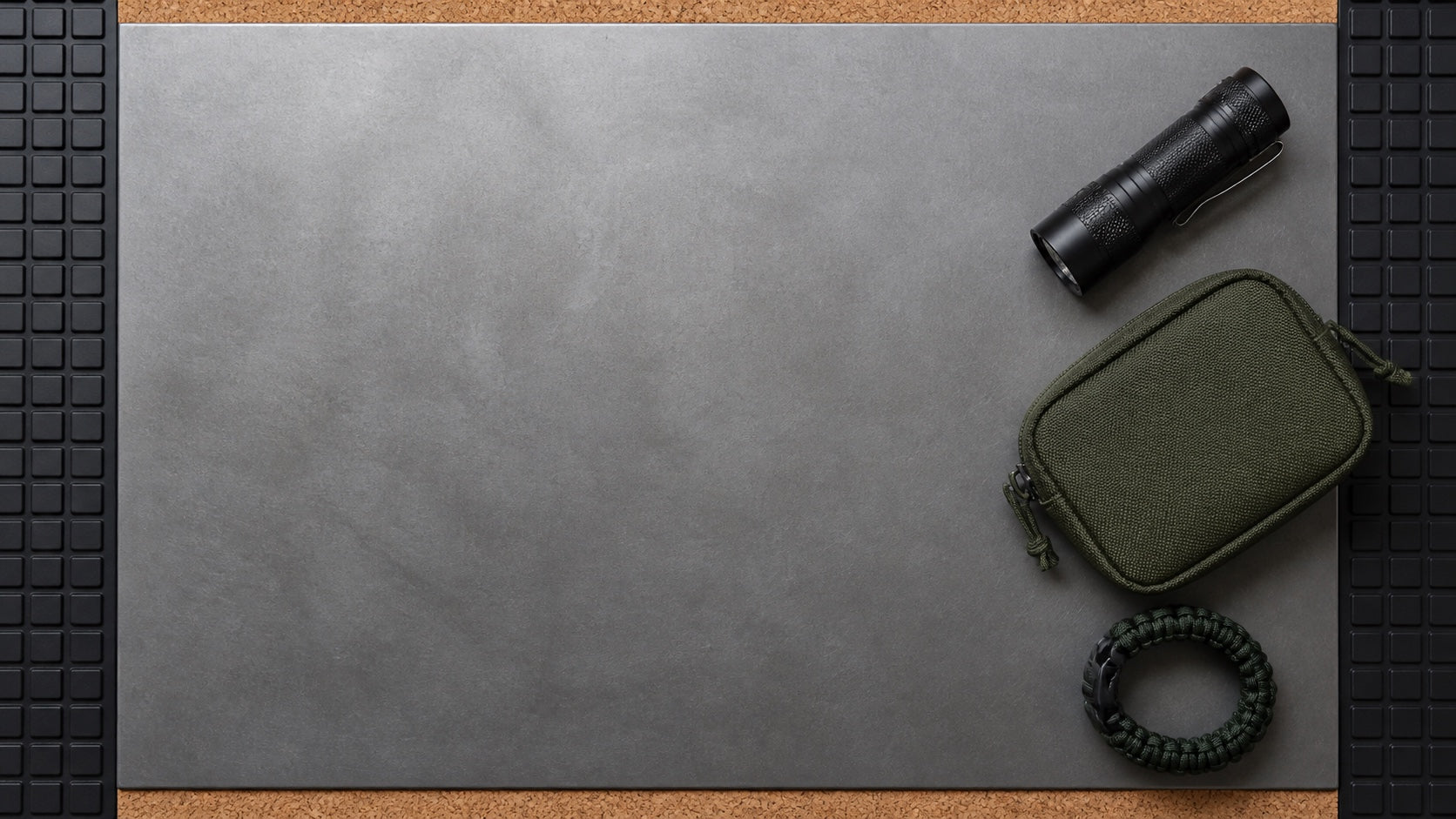 Praktischer EDC-Beutel, Taschenlampe und Paracord auf einer dauerhaften matten Stahloberfläche