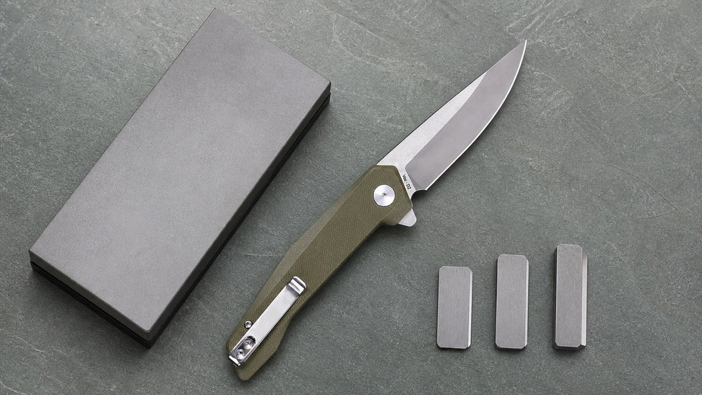 Cuchillo verde HOPIAN VEX junto a una piedra de cuchilla y muestras separadas de bisel