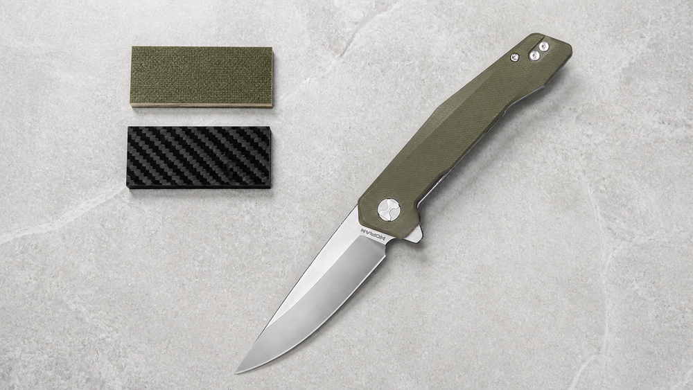 HOPIAN VEX grünes G10 Messer neben G10 Fiberglas und Kohlefaser Griffproben