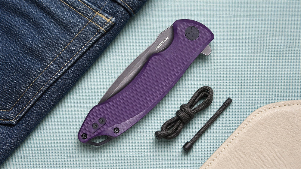 Geschlossener lila HOPIAN Arcusmesser neben getrennten Lanyard-Schnurproben