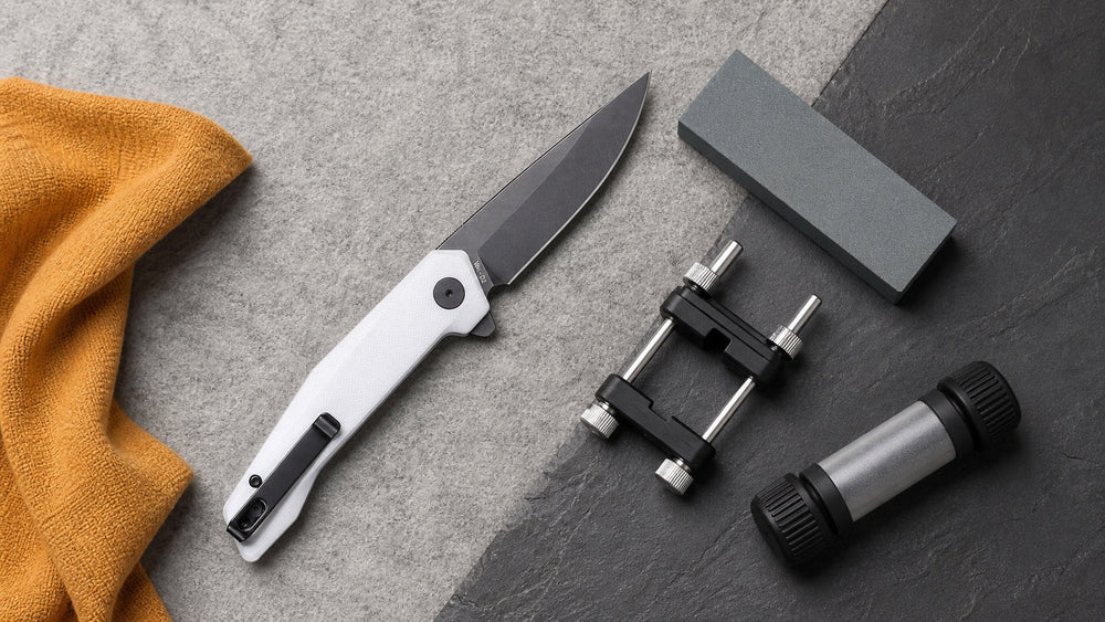 Cuchillo HOPIAN VEX blanco junto a la piedra angular fijo y sistemas de afilado