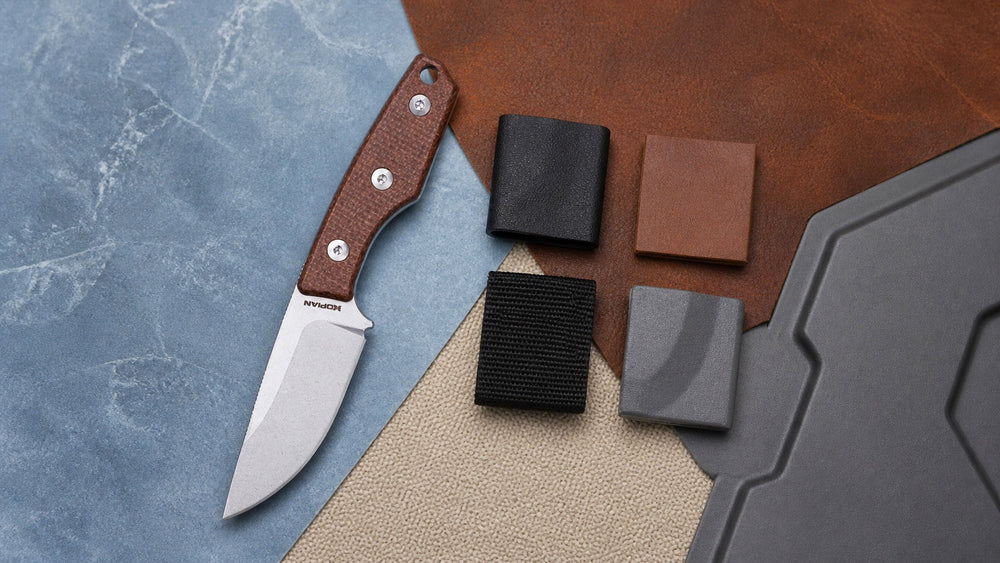 Marrón HOPIAN Morrow cuchillo de hoja fija  junto a las muestras separadas de nylon y polímero de cuero Kydex