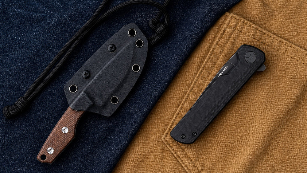 Geschältes braunes HOPIAN Morrow Halsmesser neben einem geschlossenen schwarzen Clave-Klappmesser