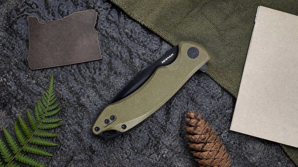 Cuchillo HOPIAN Arcus verde cerrado en una escena de investigación legal de Oregon neutral