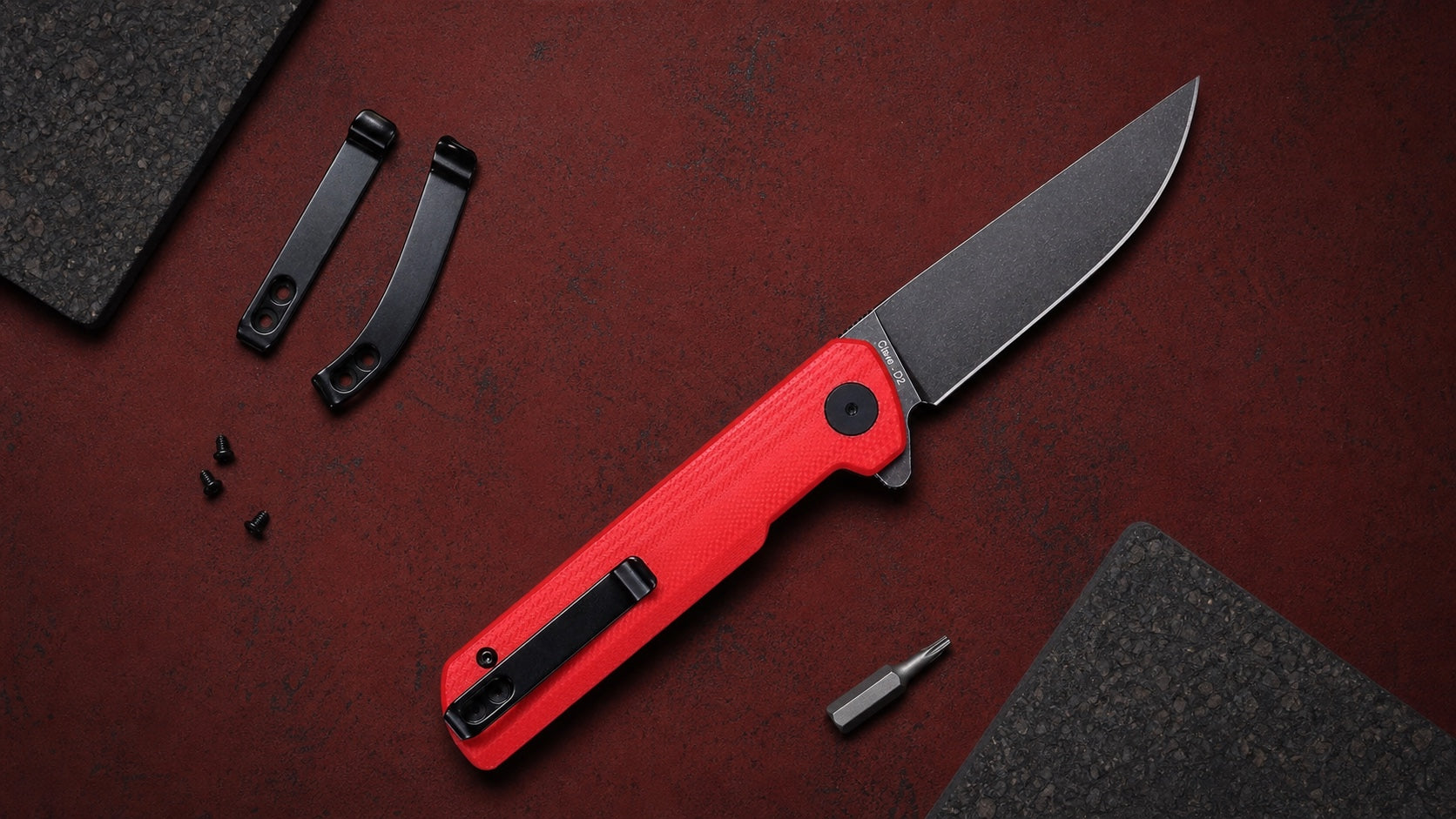 Roter HOPIAN Clave mit intaktem Clip neben getrennten geraden und gebogenen Ersatzclip-Proben