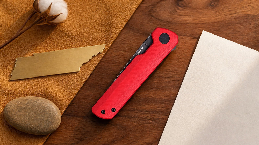 Rojo cerrado HOPIAN Clave Cuchillo  en una escena de investigación legal de Tennessee neutral