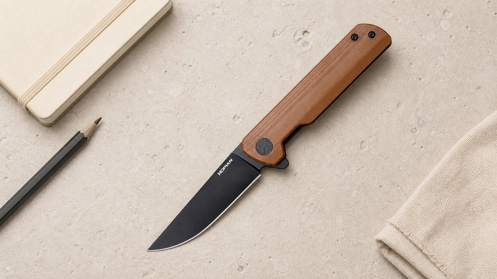 HOPIAN Clave Klappmesser mit braunem G10-Griff auf einem hellen Overhead-Design-Studiotisch