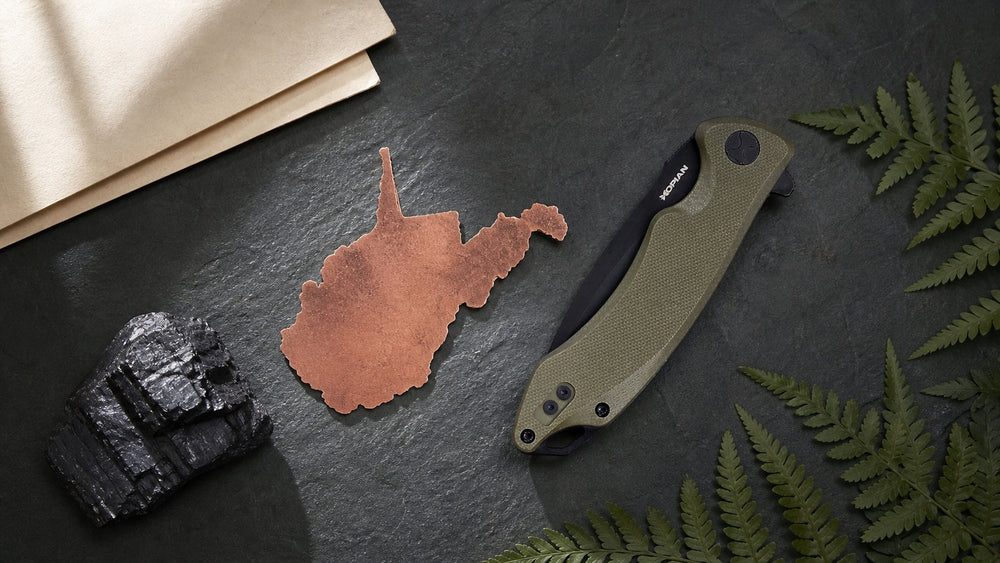 Cuchillo HOPIAN Arcus verde cerrado en una escena de investigación legal de West Virginia neutral